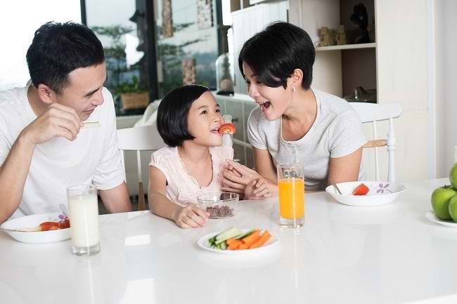 Read more about the article Membangun Kebiasaan Makan Makanan Sehat pada Anak